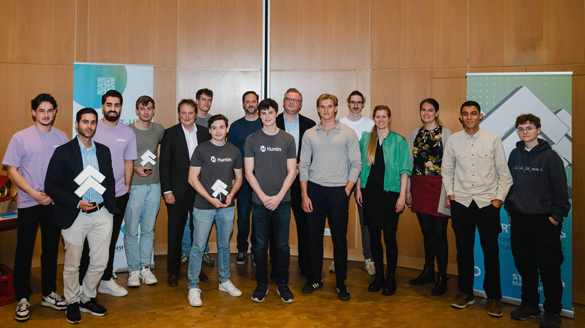 Finalisten des Start-up-Cups 2024 und Mitglieder der Jury. Seyed Ghamary (zweiter von links), Prof. Dr. Ralf Meyer, Jurymitglied und Vorstandsmitglied der Hochschulgesellschaft (in der Mitte). Foto: Nathan Dreessen