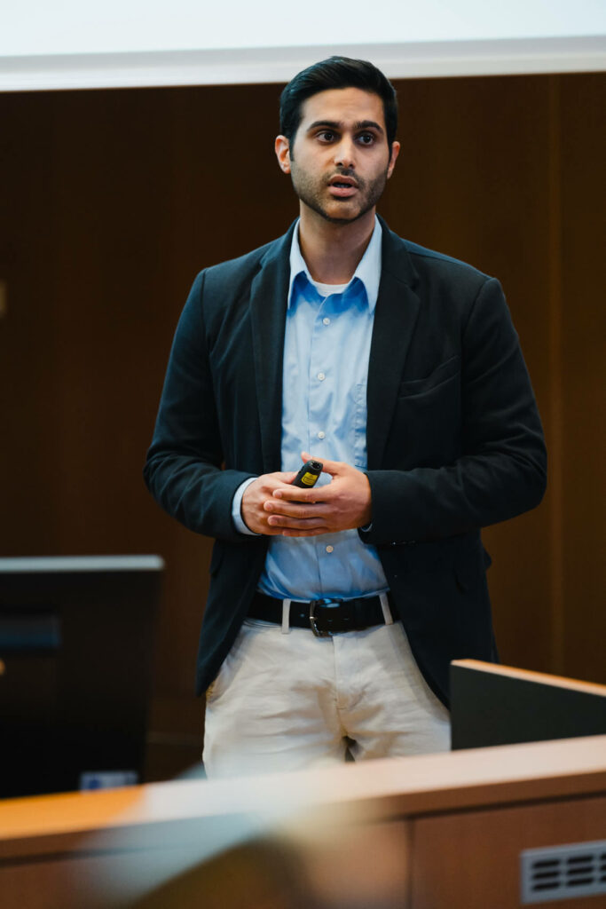 Gewinner des Start-up-Cups 2024 vom Team LymphDot. Gründer Seyed Ghamary beim Pitch. Foto: Nathan Dreessen