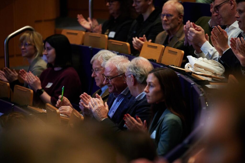 Viele Gäste sind zur Verleihung der Stipendiumsurkunden in den großen Hörsaal gekommen. Foto: Nathan Dreessen