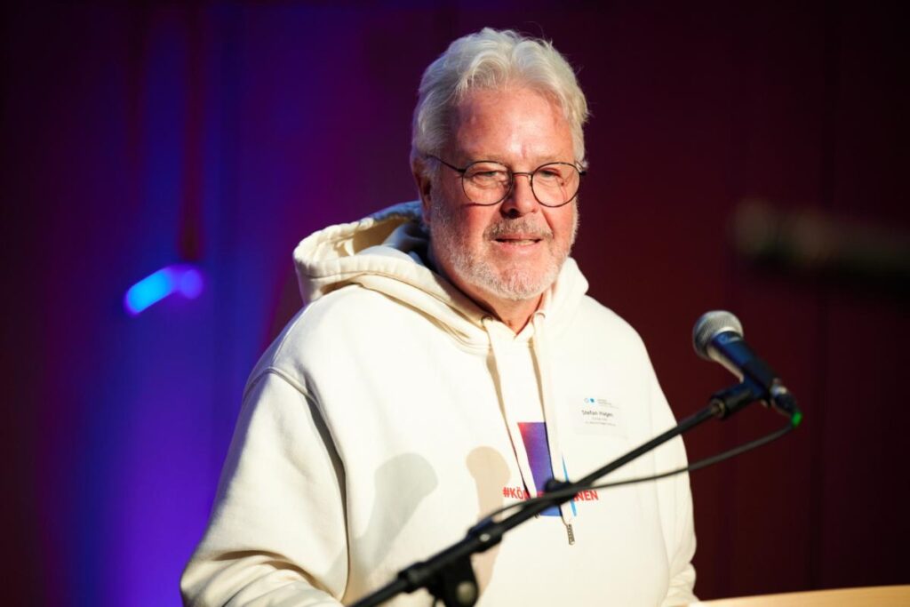 Stefan Hagen von der Dr. Reinold Hagen Stiftung versicherte den Stipendiatinnen und Stipendiaten, dass sie als Fachkräfte gebraucht würden. Foto: Nathan Dreessen