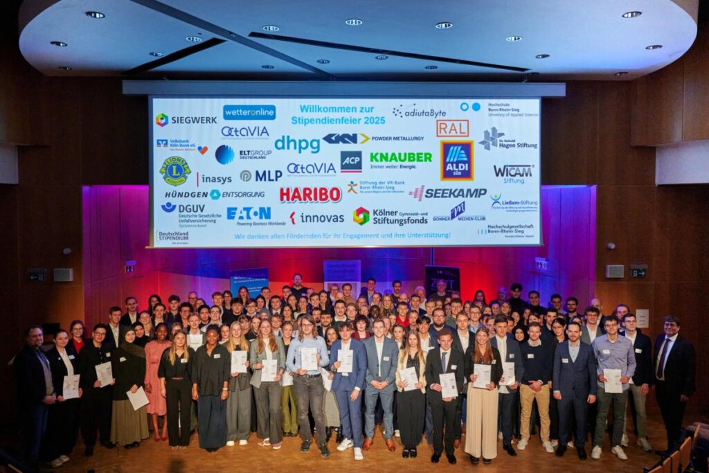 Auf der Bühne des Audimax: 129 Stipendiatinnen und Stipendiaten und ihre Förderer. Foto: Nathan Dreesen