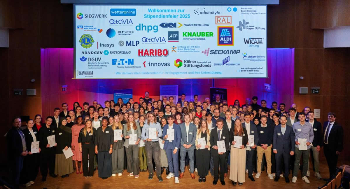 Auf der Bühne des Audimax: 129 Stipendiatinnen und Stipendiaten und ihre Förderer. Foto: Nathan Dreesen