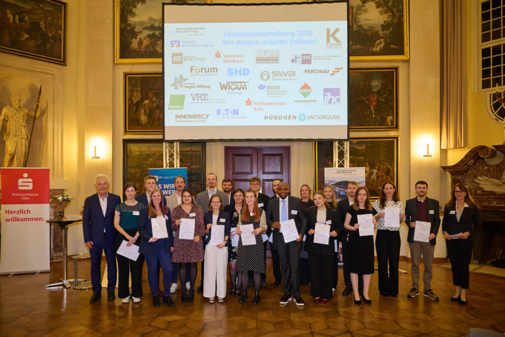 Preisträgerinnen und Preisträger mit Stefan Raetz (links, Vorsitzender der Hochschulgesellschaft BRS) und Professorin Katharina Seuser (rechts, Vorstandsmitglied der Hochschulgesellschaft BRS) bei der Preisverleihung in Schloss Birlinghoven. Foto Nathan Dreessen